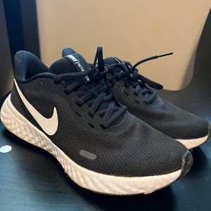 Nike Womens Revolution